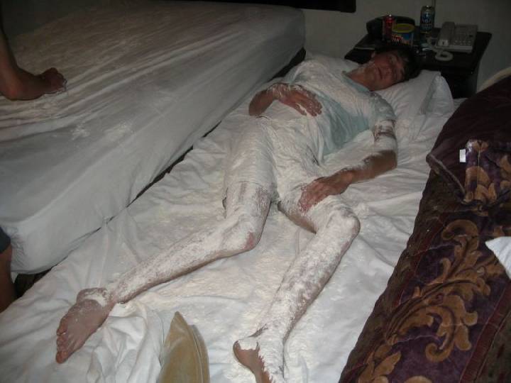 об простынь весь испачкался