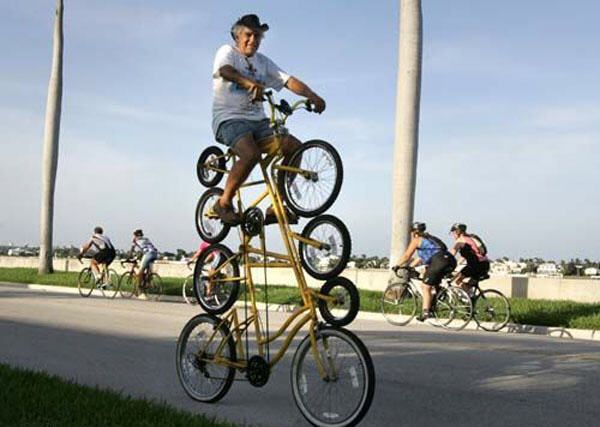 скучающий по прошлому пенсионер-циркач