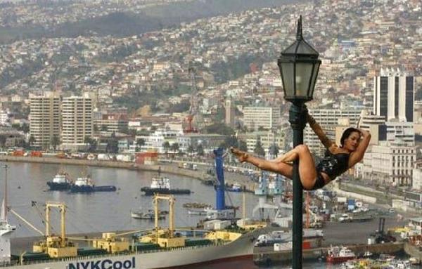 Стрип-бар закрыт, а работать где-то нужно.