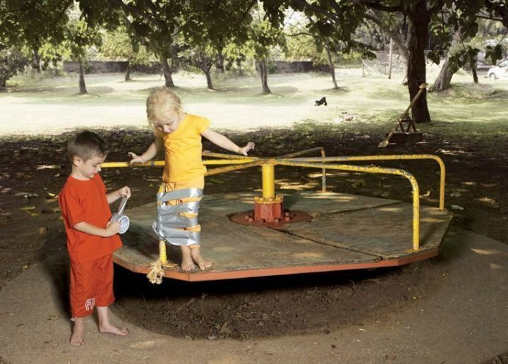 Это чтобы ты не упала.. Техника безопасности..