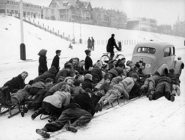 Судя по знакам на авто и надписи на здании это далеко не СССР