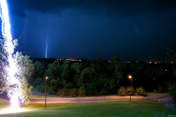 Удар молнии в дерево