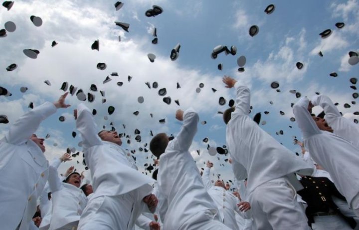 Кричали мальчики Ура! и в воздух кепочки бросали.