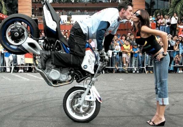 свою щёчку наклони... а потом - и догони!