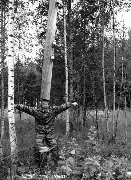 Суровый русский электрик и столб на голове подержит, пока помощь придет..