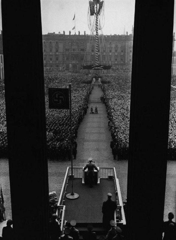 Немцы - налево, арийцы - направо. Вот Штирлиц и Кэт вас и вычислили