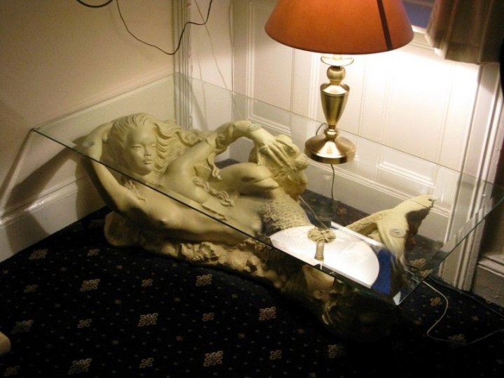 Прикольный стеклянный столик