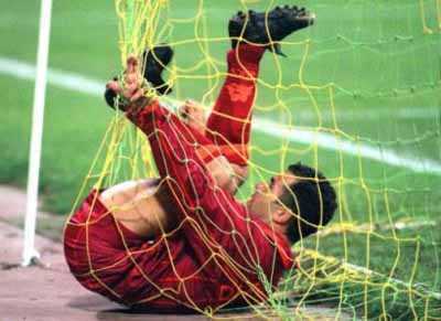 Начинающий человек-паук. Он еще путается в своей паутине.