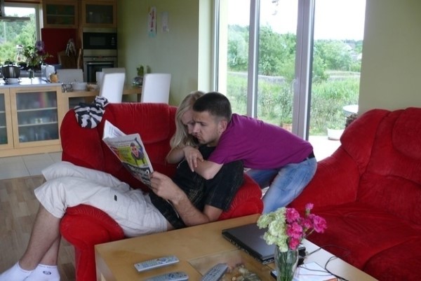 Объясните: кто здесь кто? - Различайте по пальто. Я сама-то поначалу. По пальто их различала.