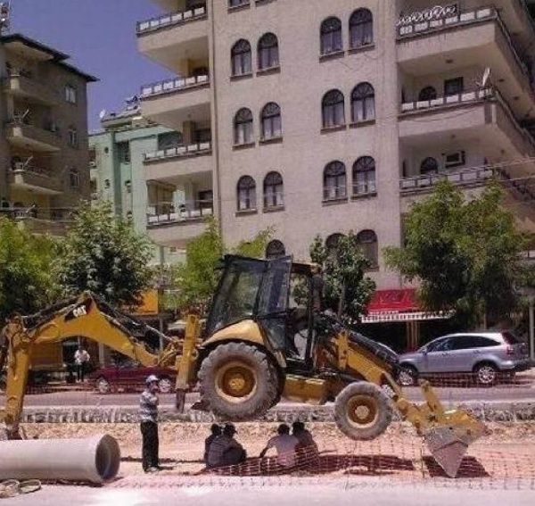 Не успели яму вырыть.