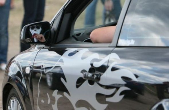 А кто это за рулем?