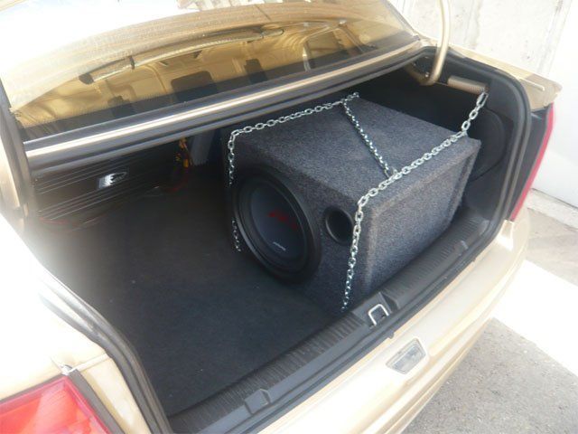 Если не пристегивать, он выпрыгивает из машины...