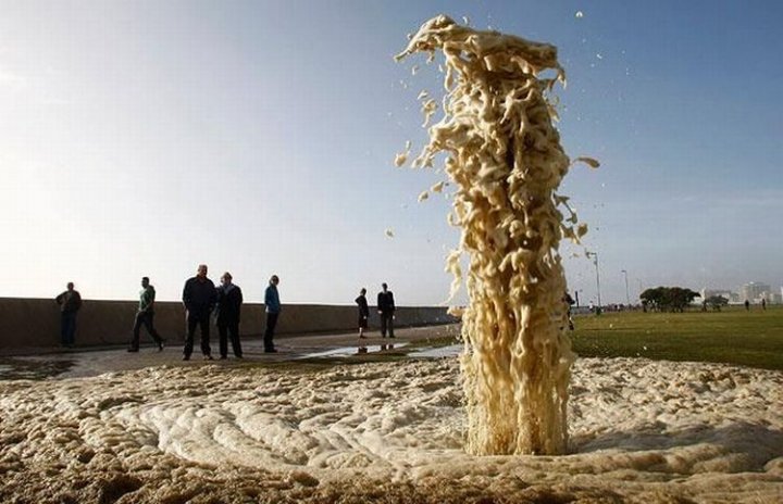 Канализацию опять прорвало.