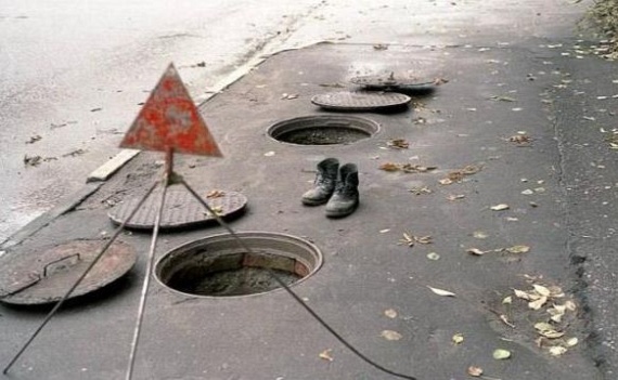 Комната бомжа. Все правильно... разулся у входа...