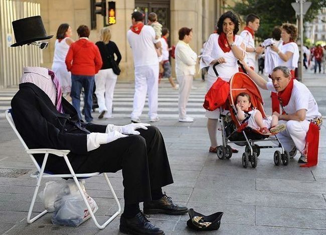 Давай ему невидимые деньги бросим.....