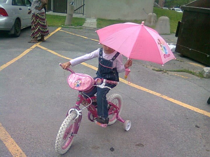 Дальтоник-папа все время думал, что покупает сыну сиреневые игрушки.