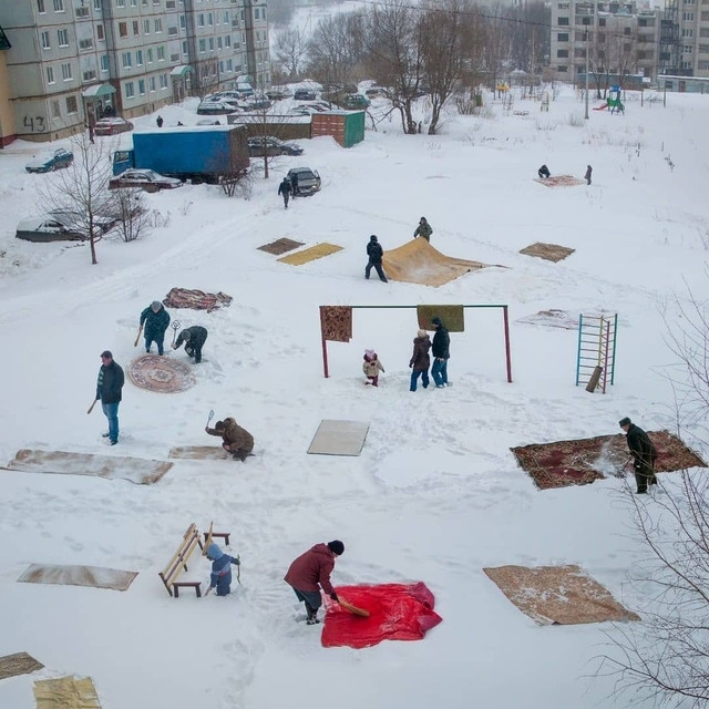 Выпал снег - народу есть чем заняться ))