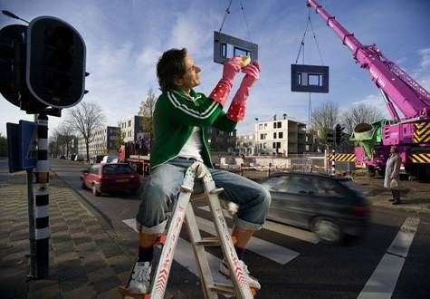 Ням ням ням... Металлическая печенька... Вкусно...